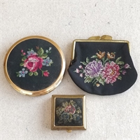 rund-pudderdåse-kvadratisk-pilleæske-pung-messinglukning-dekoreret-rosen-petit-point-vintage-tilbehør